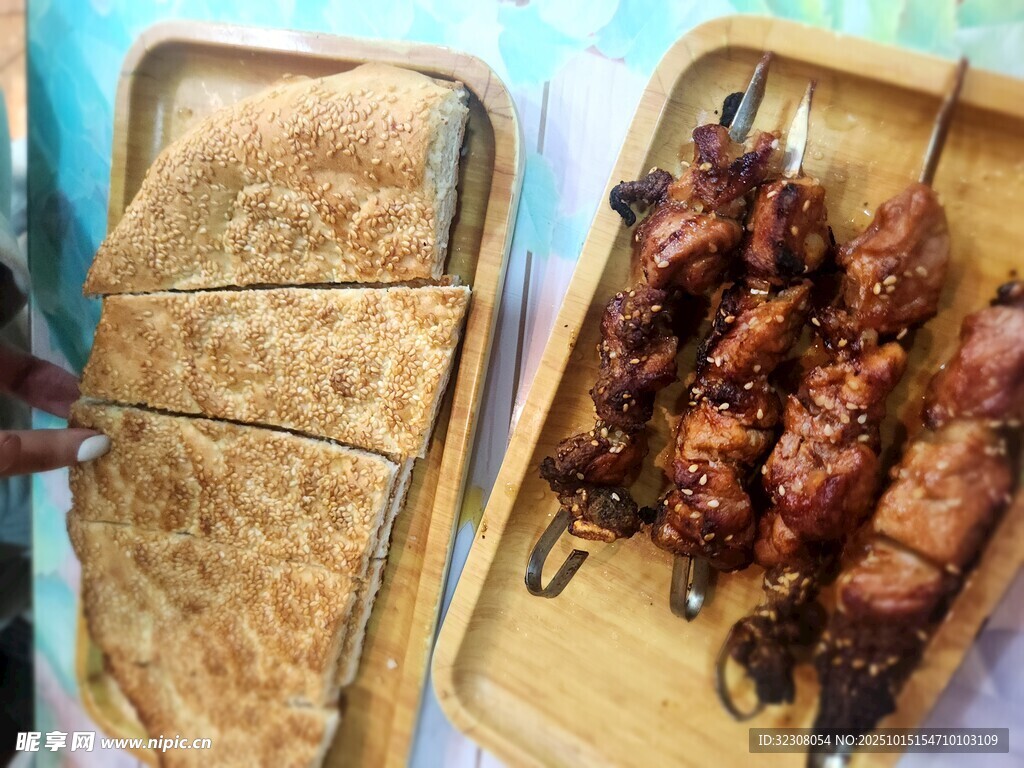美味烤肉与香脆饼