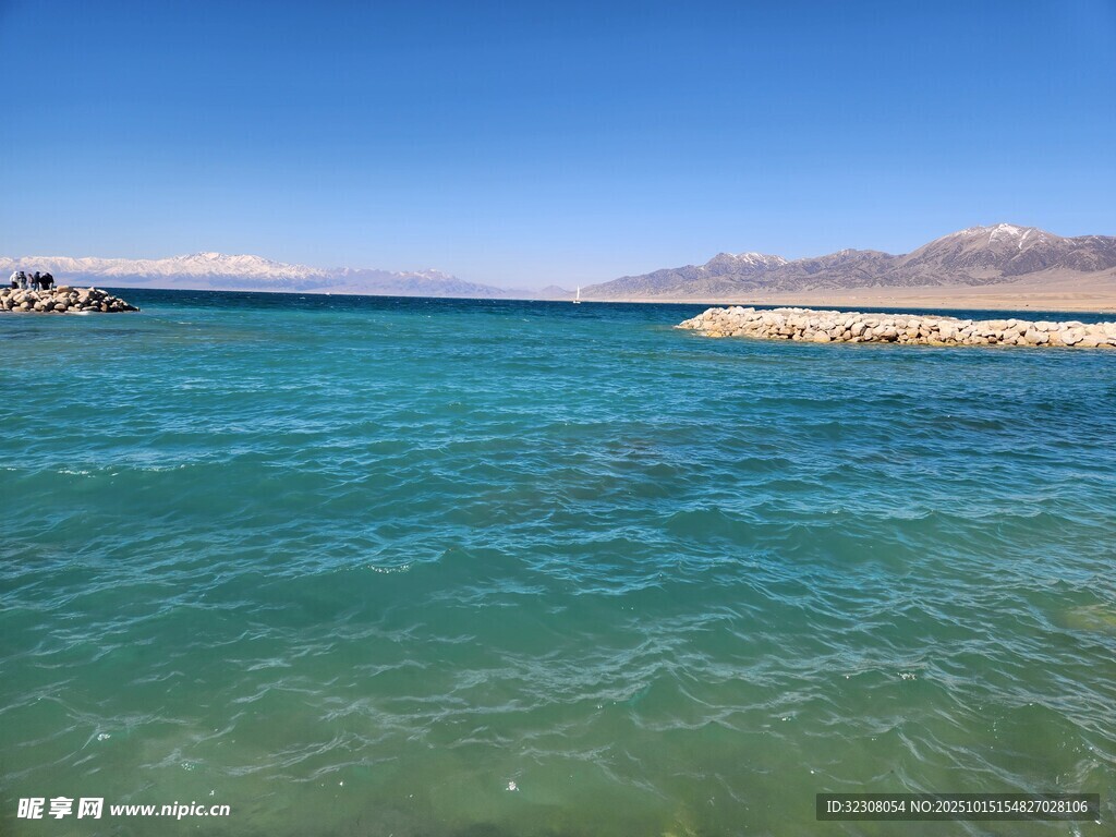 清澈碧蓝的海边风光