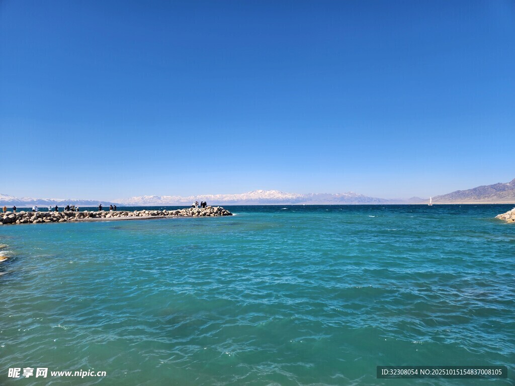 碧海蓝天的美丽海滨风光