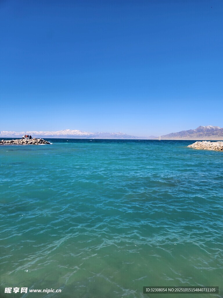 清澈蓝海边的美丽景致