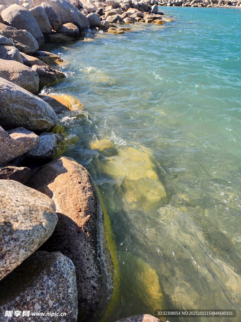 海边嶙峋礁石与清澈海水