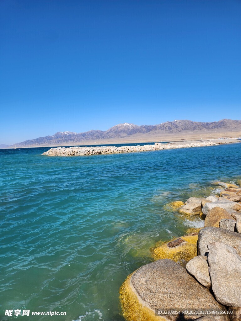 海边礁石与清澈海水美景