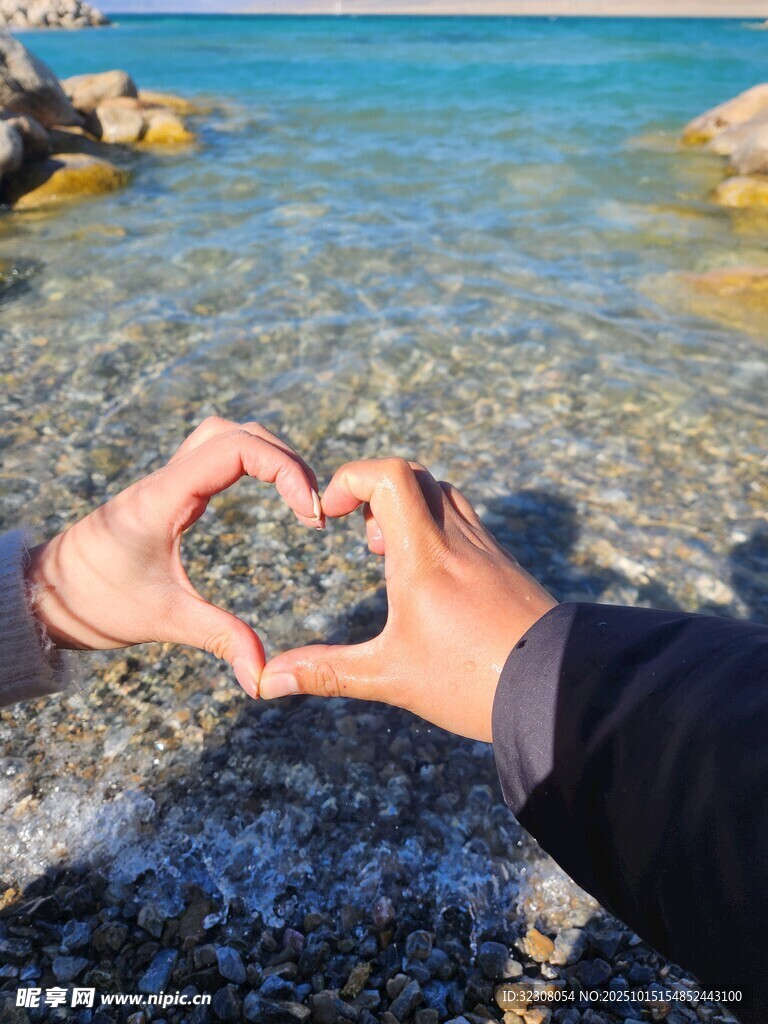 海边双手比心浪漫瞬间