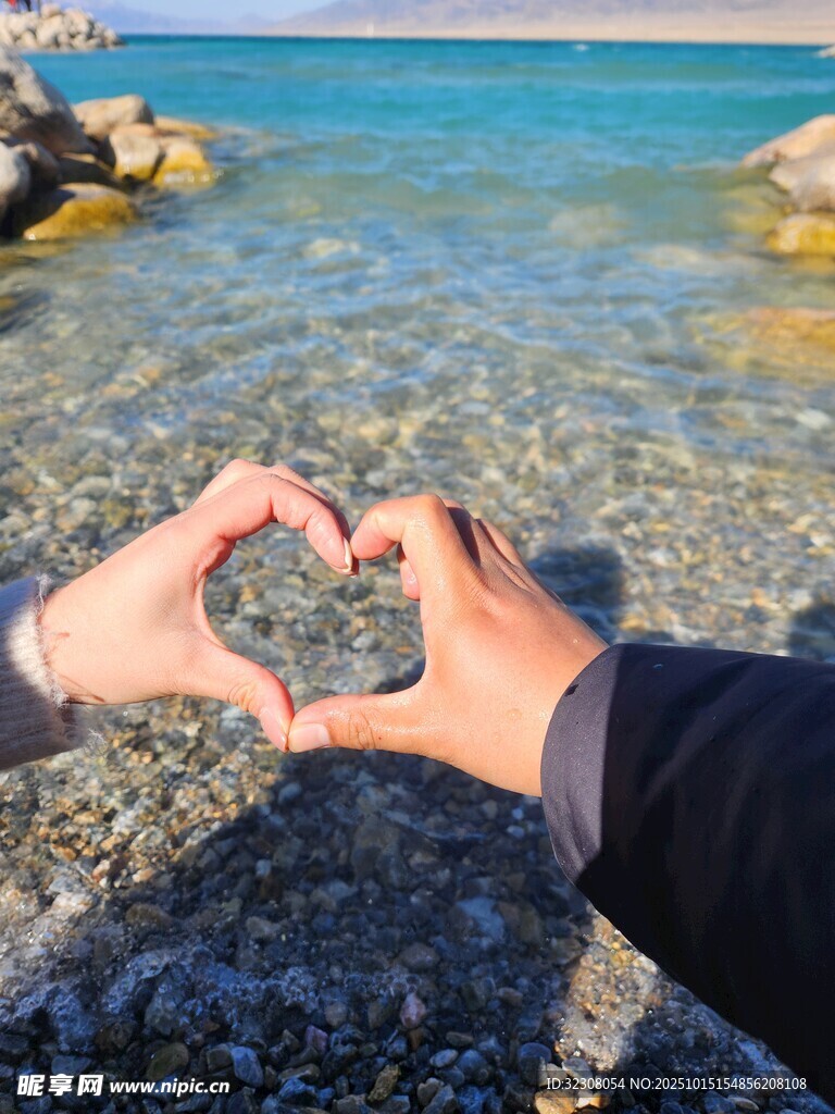 海边双手比心浪漫瞬间