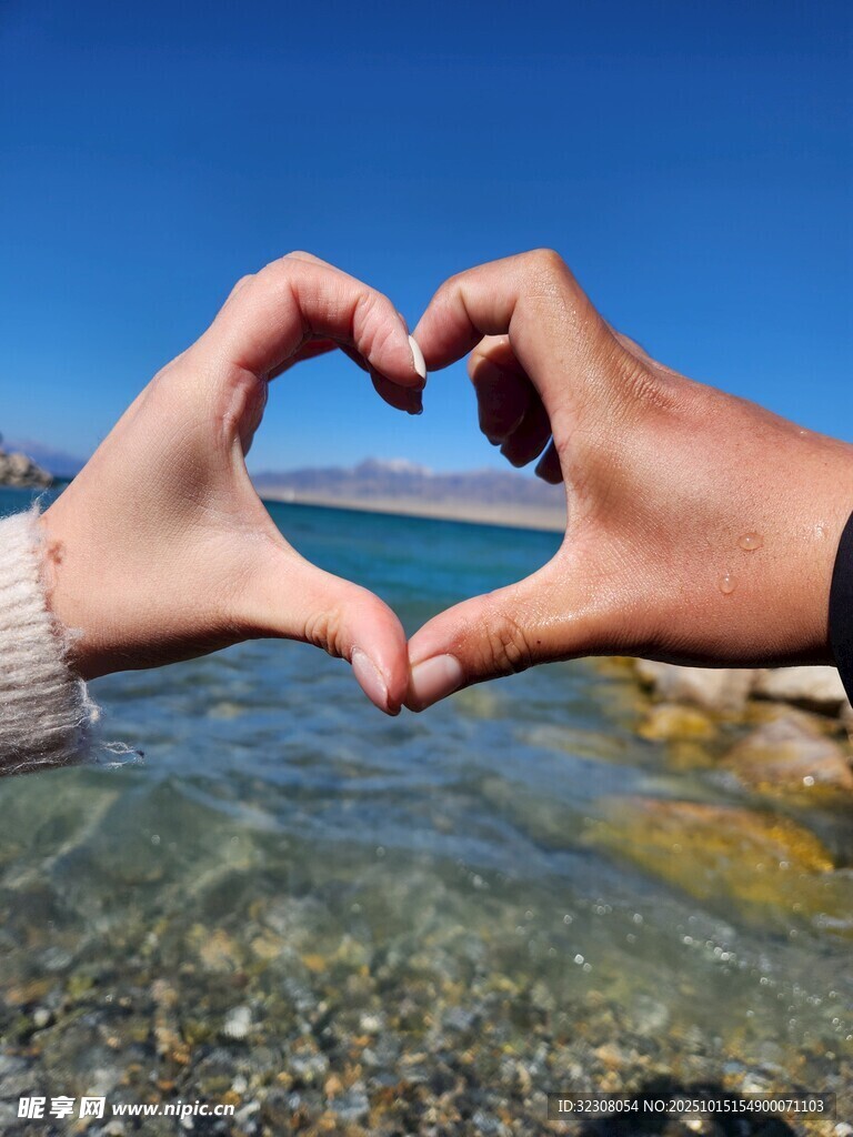 海边双手比心浪漫瞬间