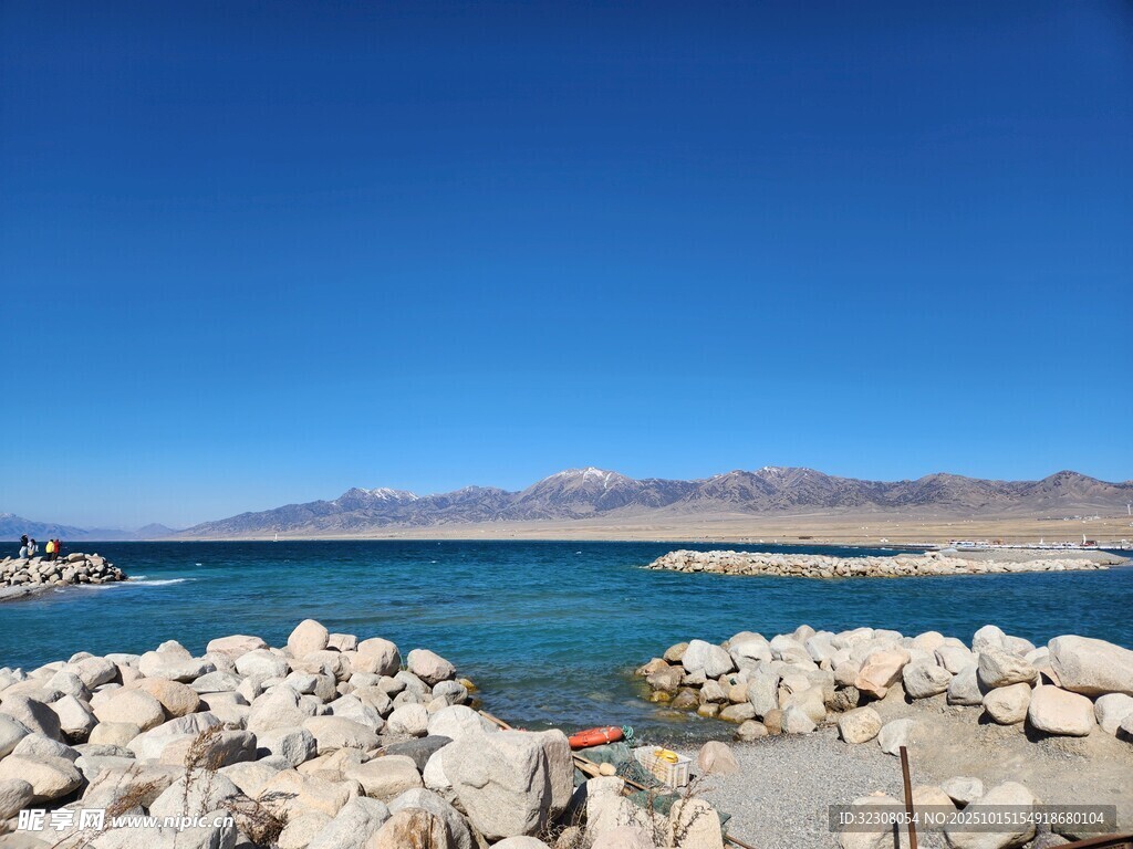 海边石滩与辽阔蓝色水域