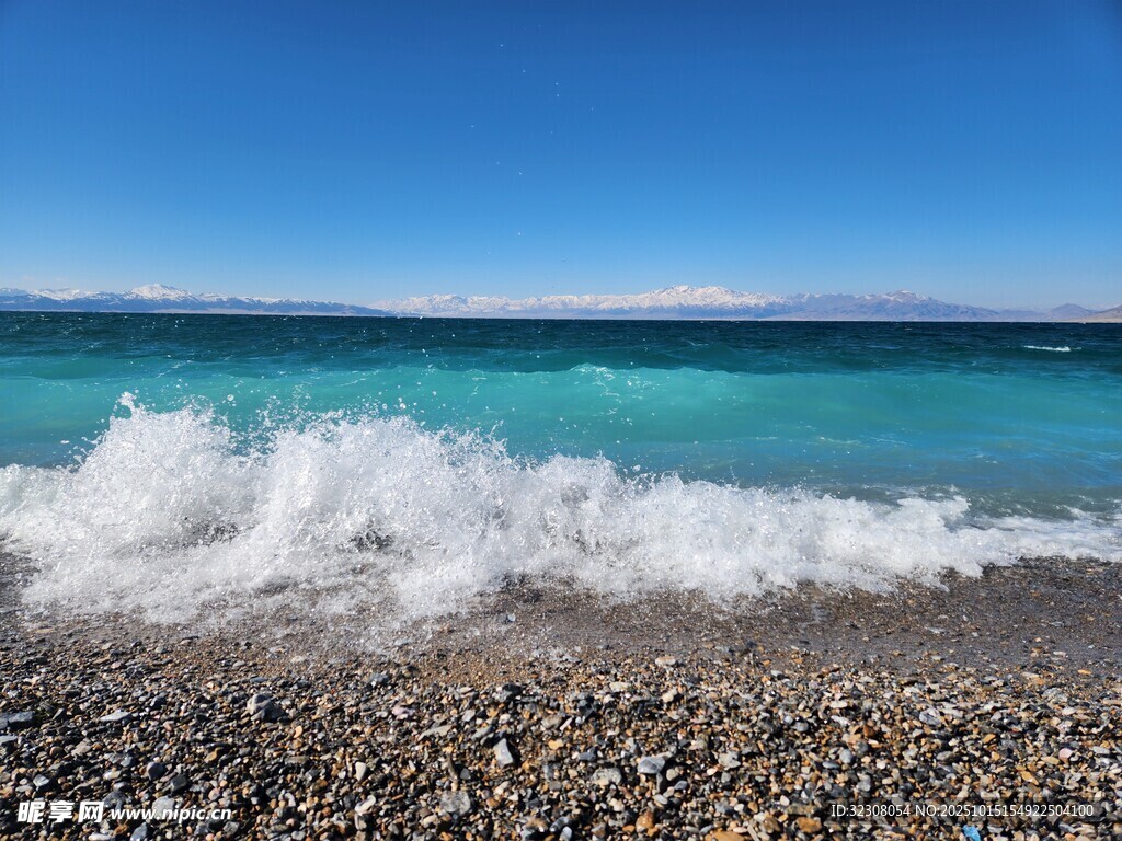 海边浪花拍打碎石美景