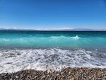 海边碎石与湛蓝海浪美景