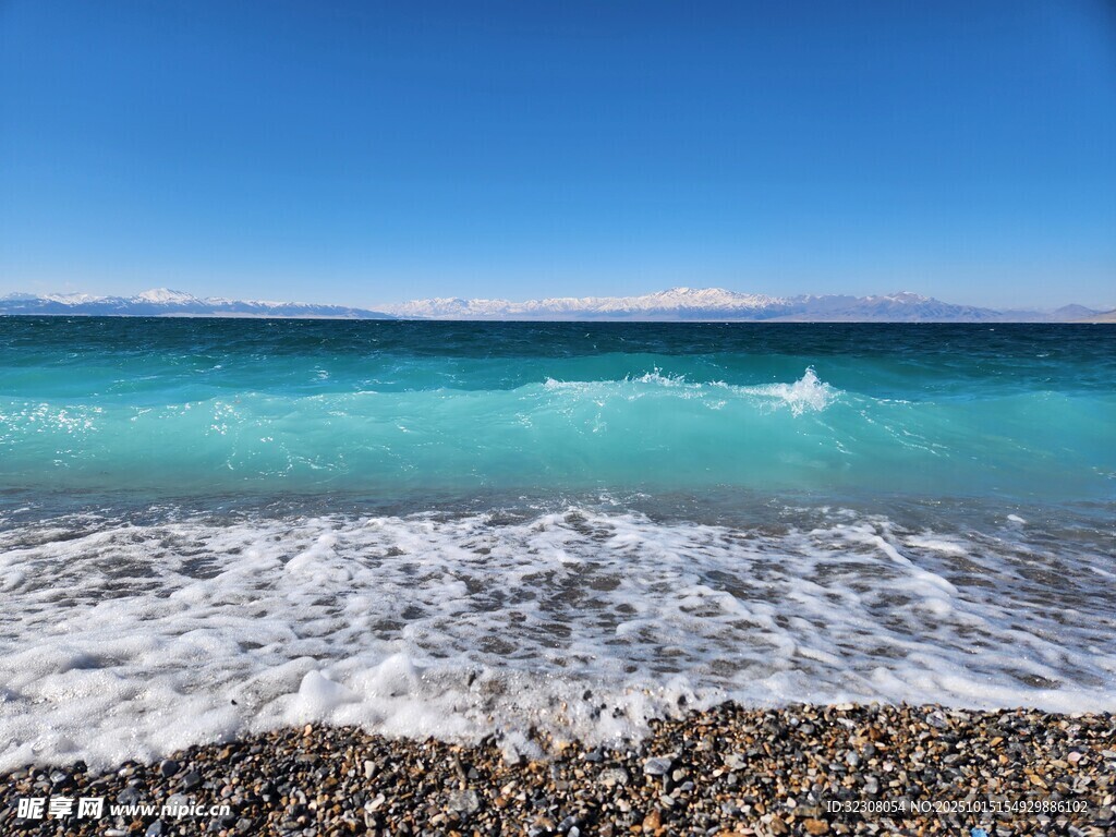 海边碎石与湛蓝海浪美景