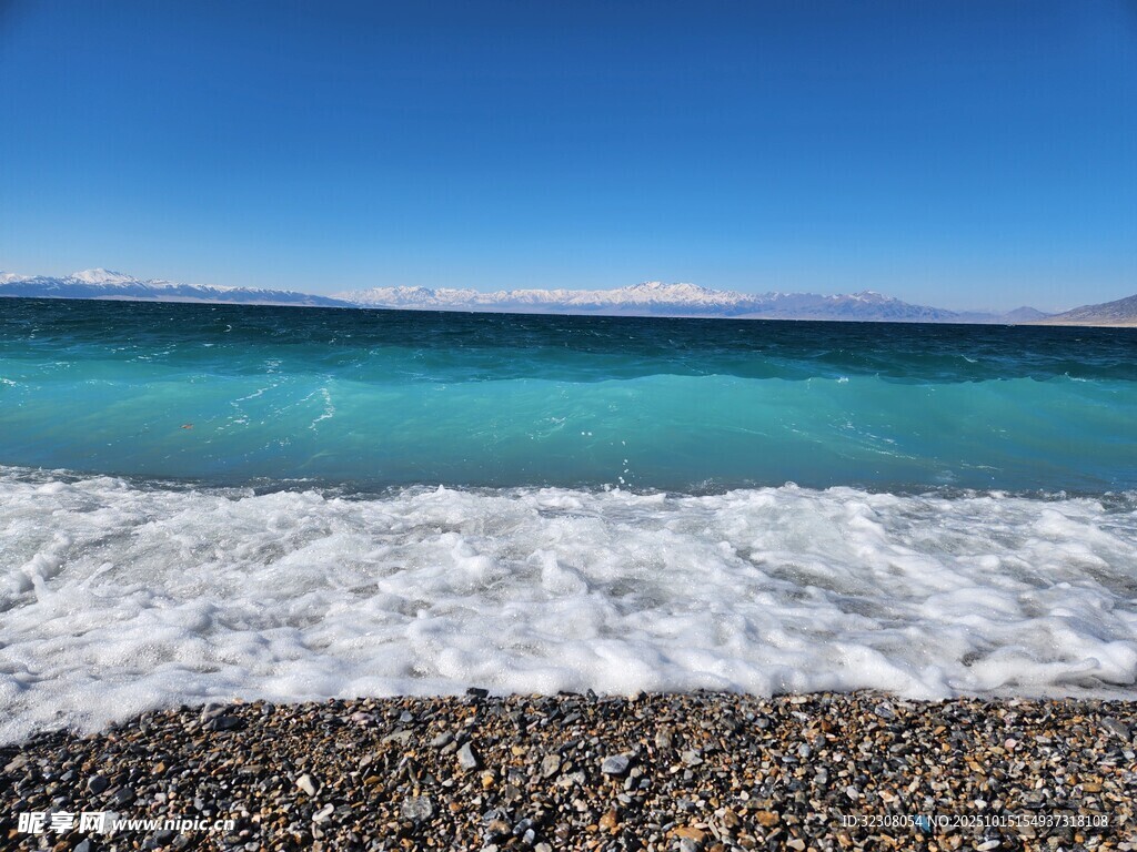 海边浪花翻涌的美丽景致