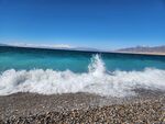 海边浪花拍打卵石海岸