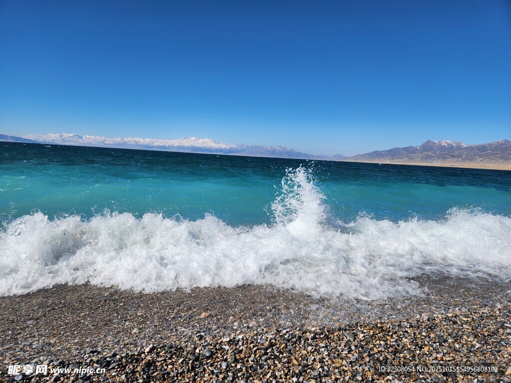 海边浪花拍打卵石海岸