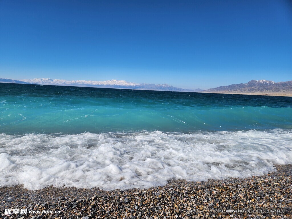 蓝色海滩海浪拍打鹅卵石