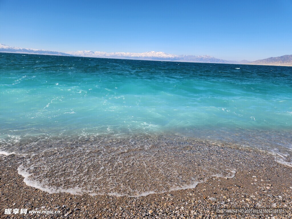 清澈蓝海边的细腻沙滩