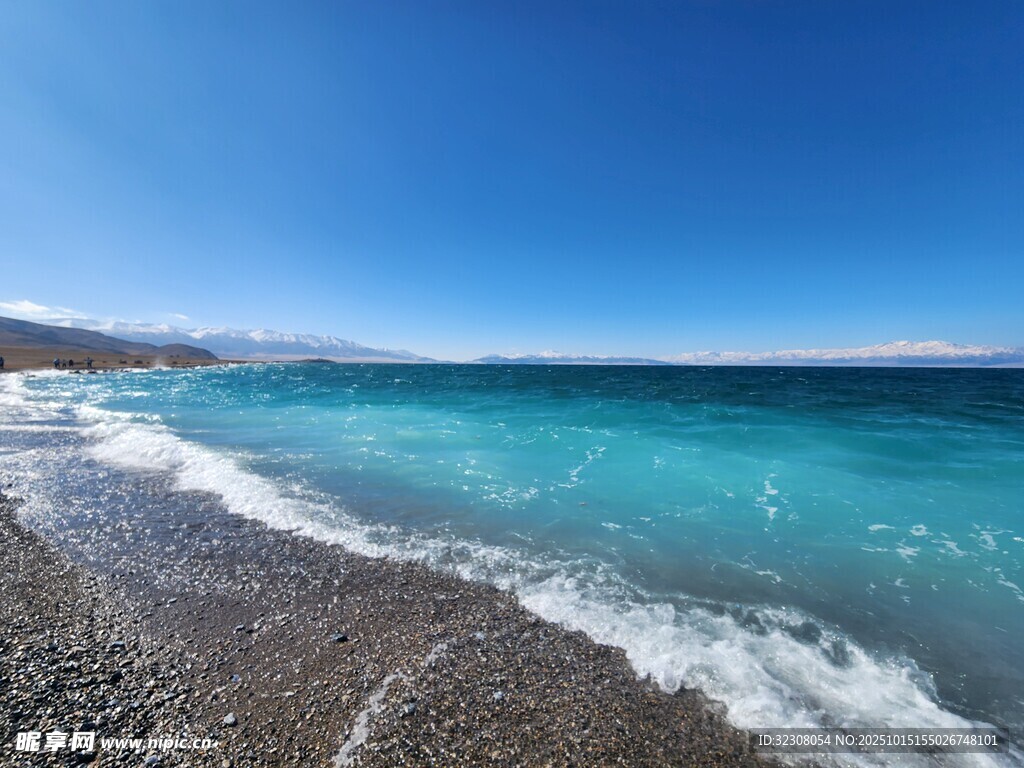 蓝色海岸的美丽海浪景观