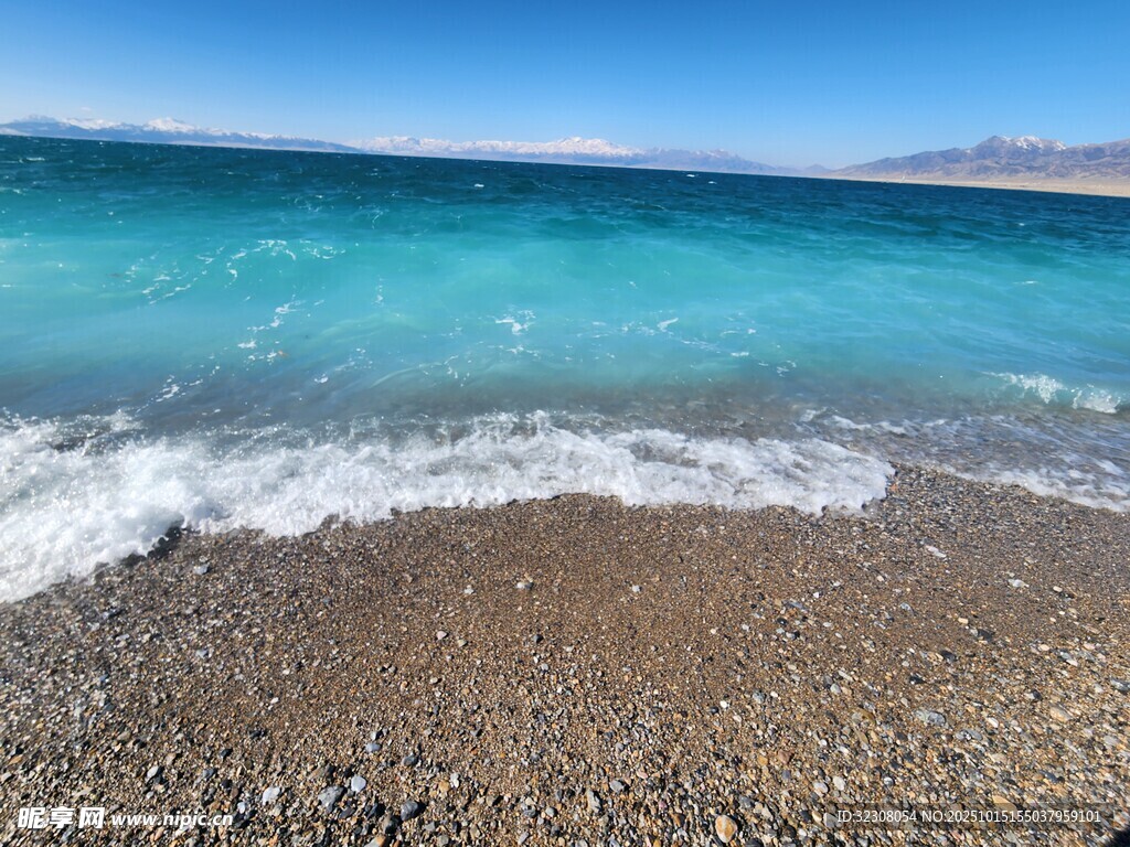 蓝波轻吻砾石海滩
