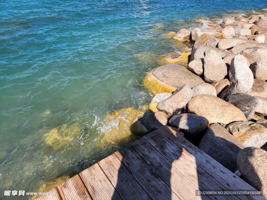 海边礁石与清澈海水景观