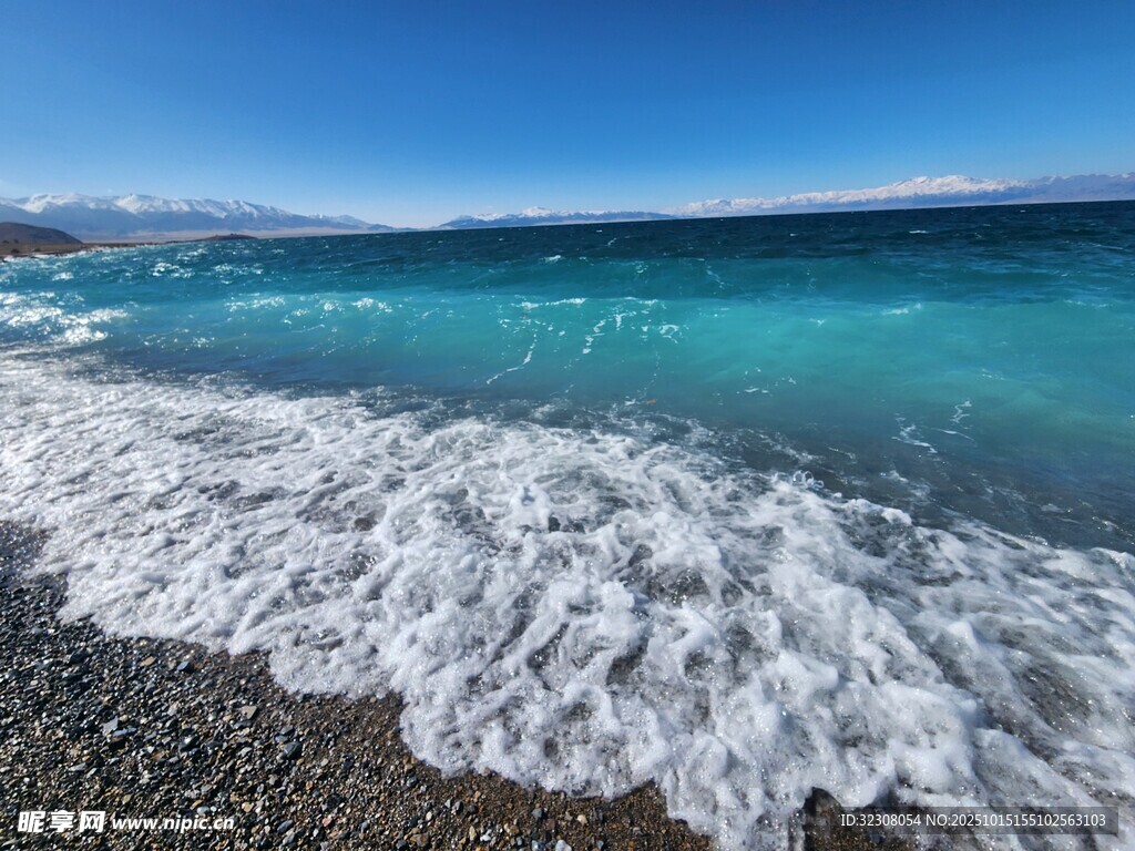 海边浪花拍打黑色沙滩