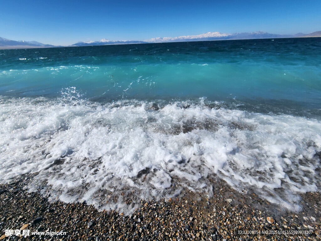 海边浪花拍打黑色沙滩
