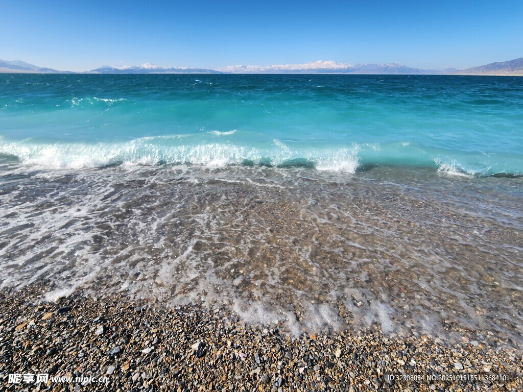 蓝海边的鹅卵石沙滩