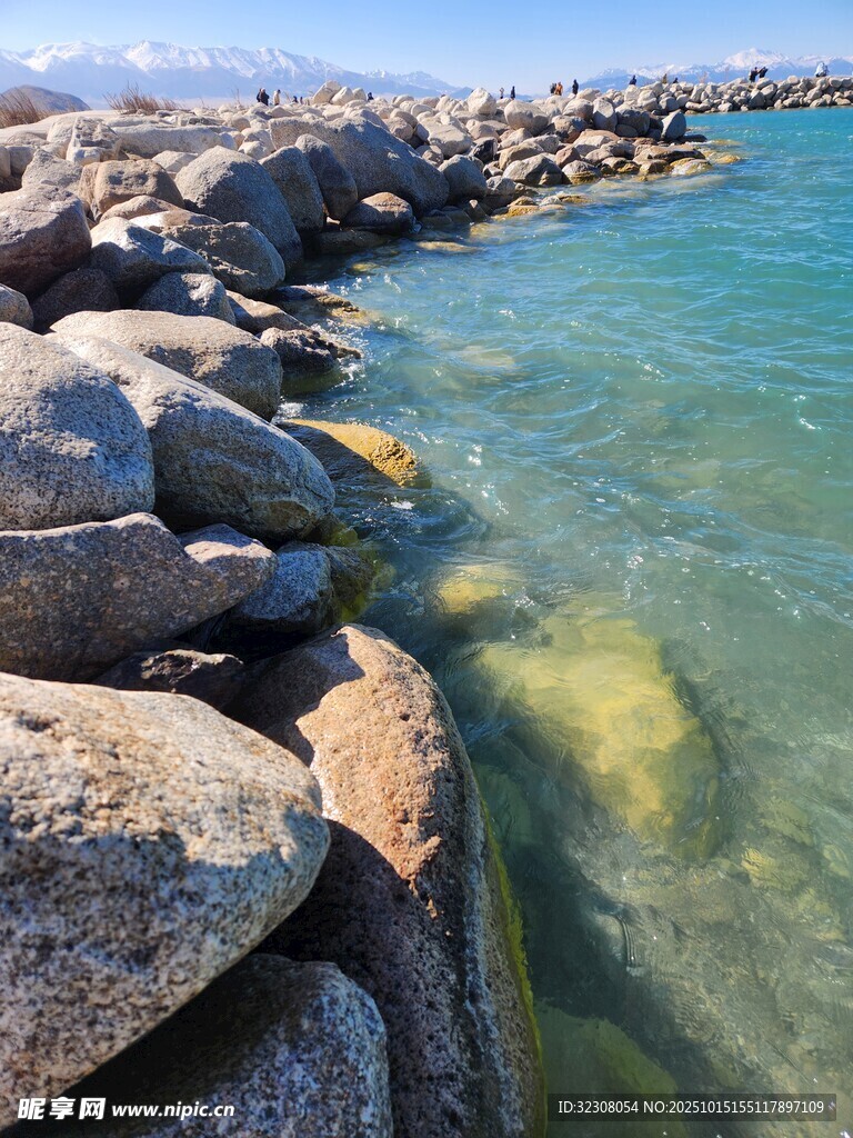 海边嶙峋礁石与清澈海水