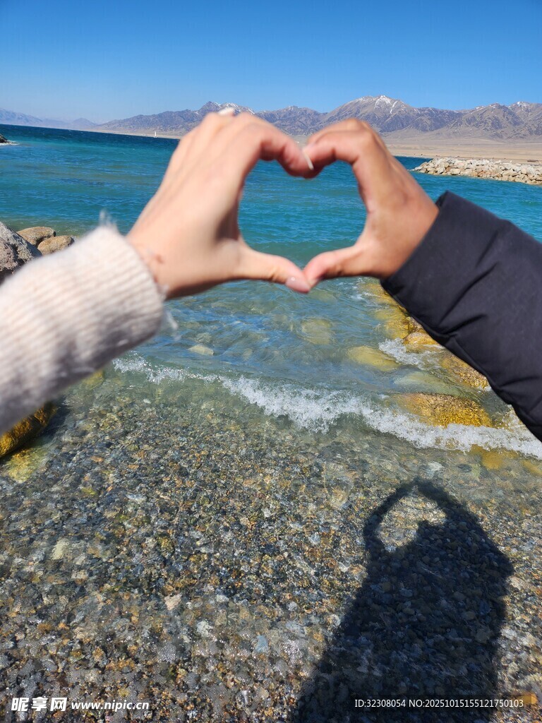 海边双手比心浪漫瞬间