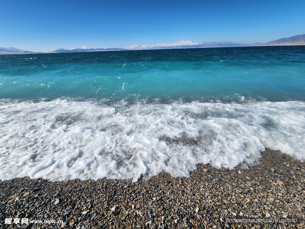 海边浪花拍打碎石海岸
