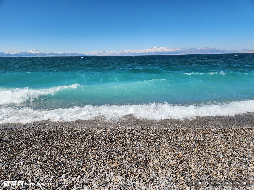 蓝天下的海滩与海浪