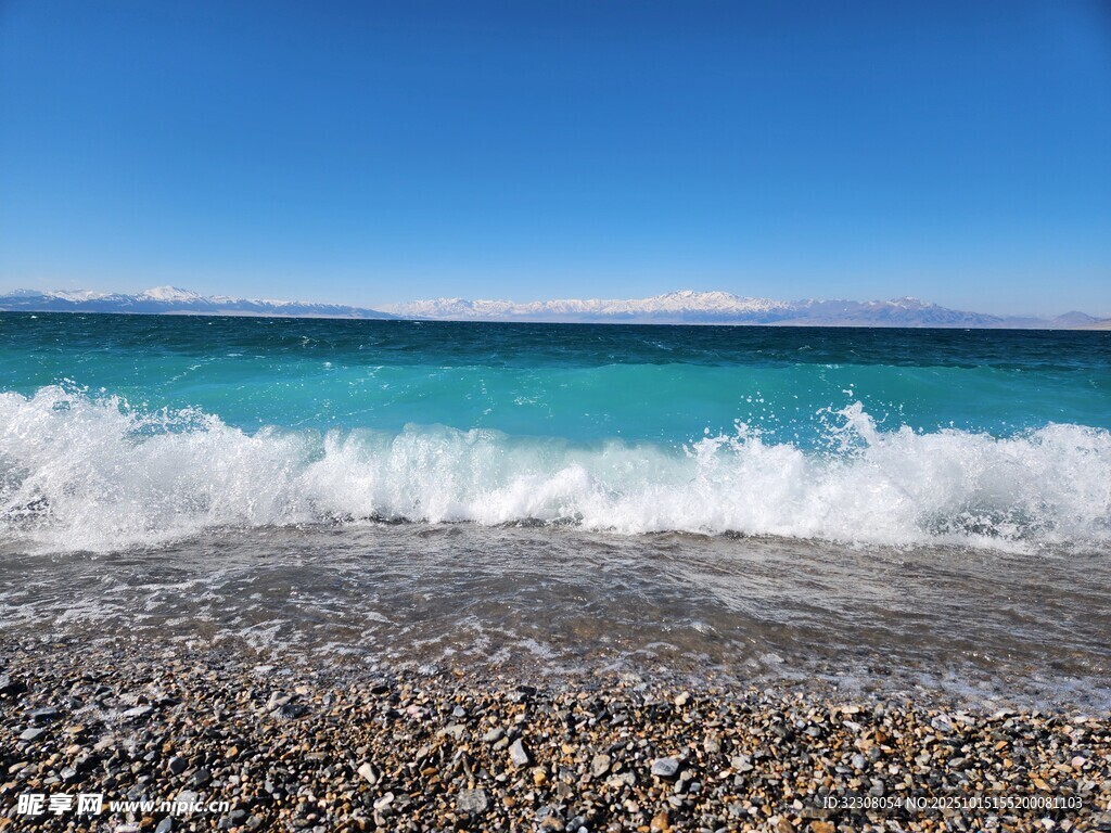 海边浪花拍打卵石海岸