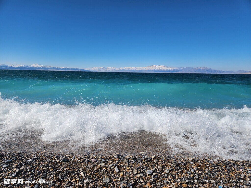 海边浪花拍打卵石美景