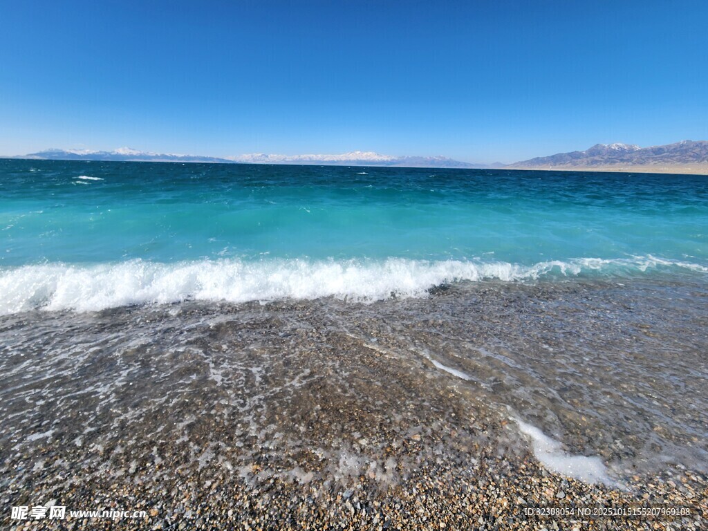 美丽海滩的海浪与沙石