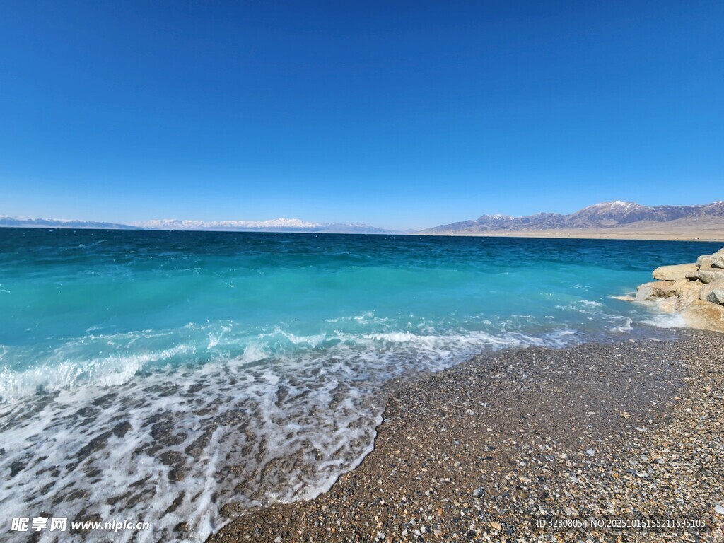美丽海滨沙滩与湛蓝海水