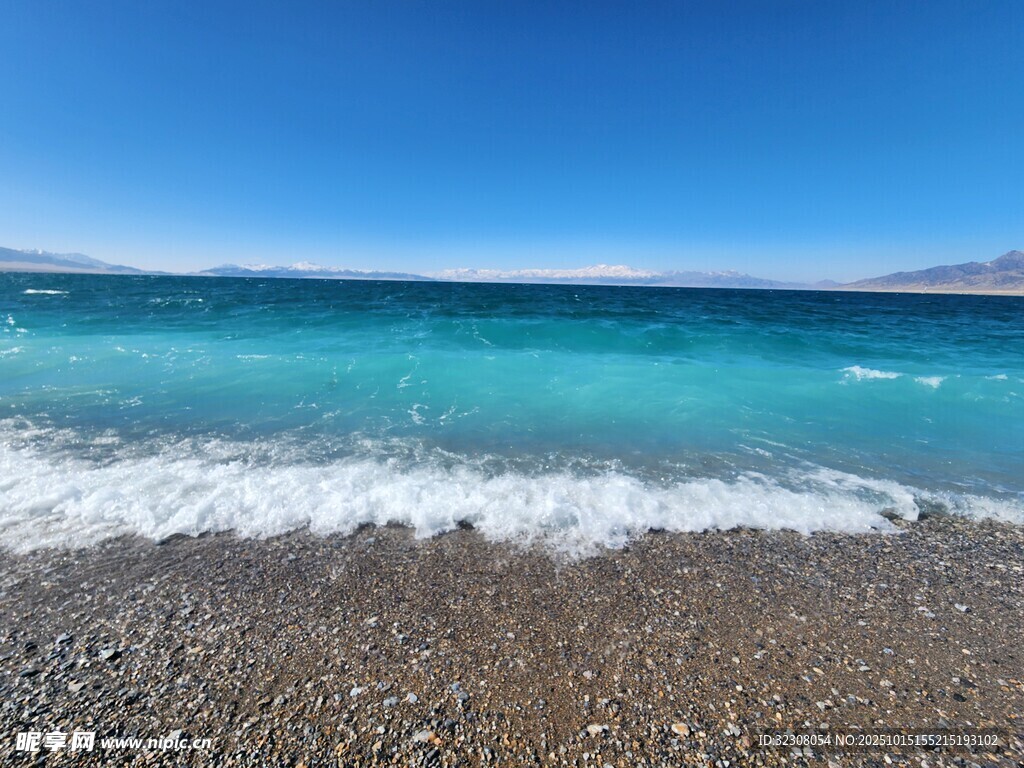 蓝色海滩海浪拍打岸边