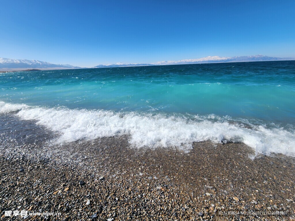 蔚蓝海岸的迷人海浪
