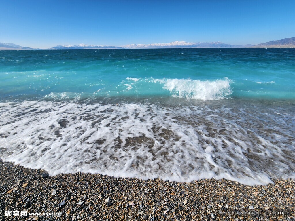 海浪拍打砾石海滩美景