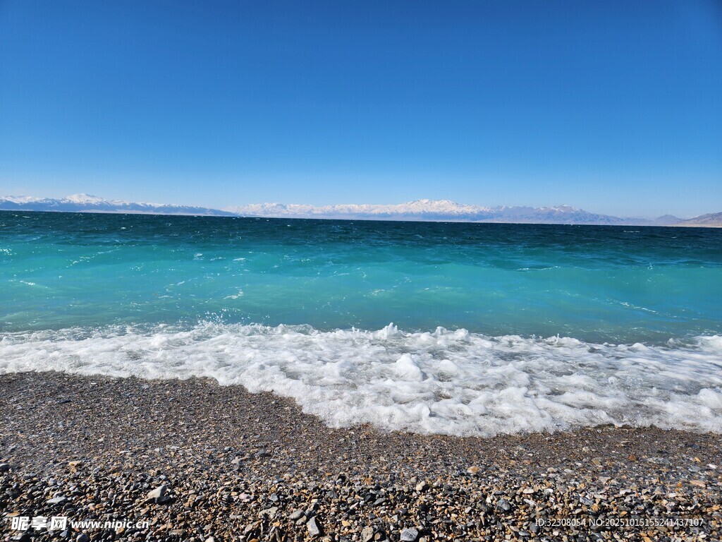 蓝天下的砾石海滩美景