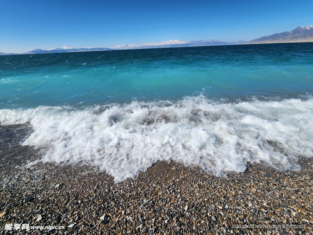 海边浪花拍打卵石海岸