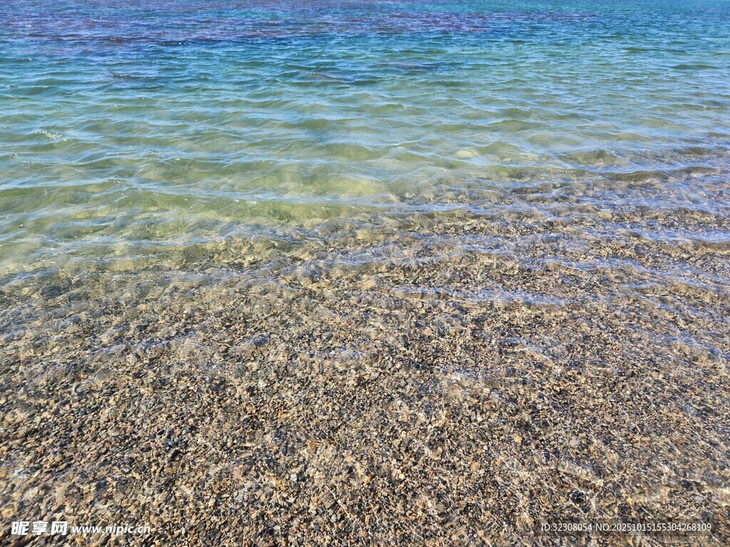 清澈海边浅滩的迷人景致