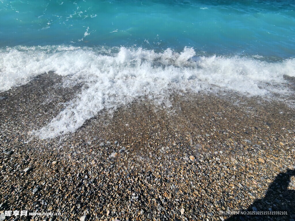 海浪拍打碎石海滩