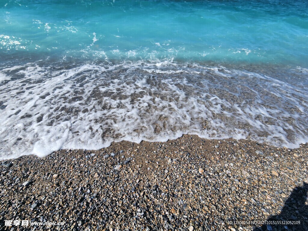 海边鹅卵石与涌上海浪