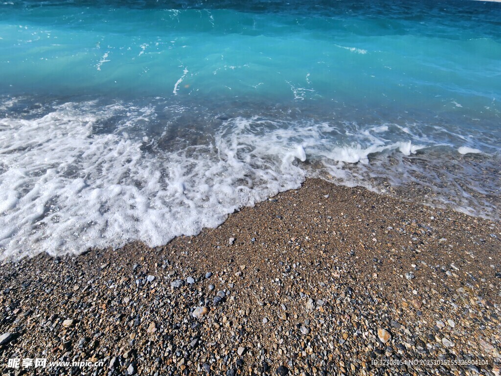 蓝波轻拍砾石海滩