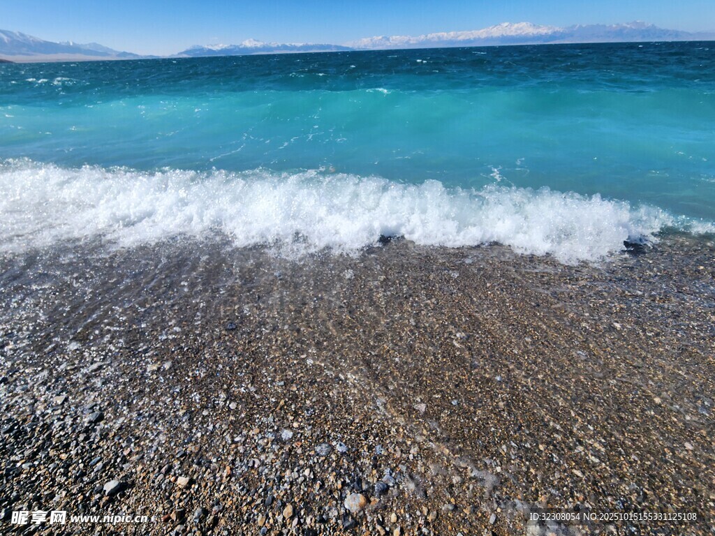海浪拍打砾石海滩