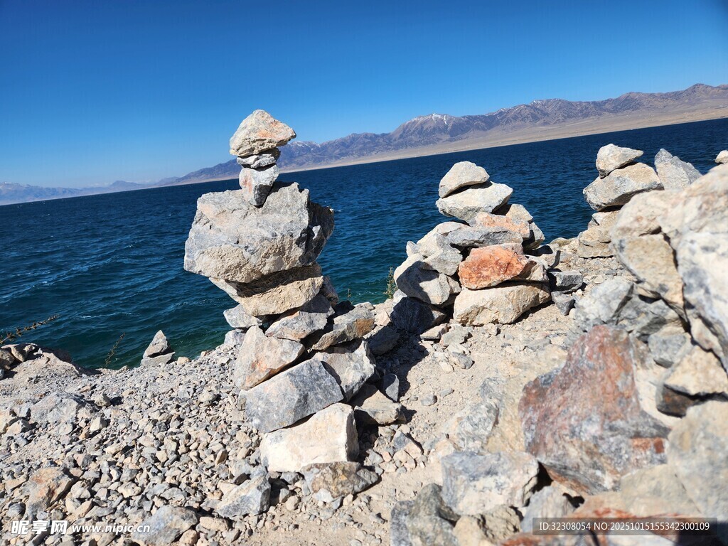 海边石堆平衡艺术景观