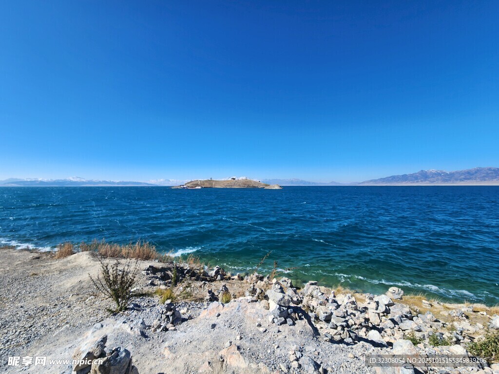 海边岩石与辽阔蓝色海域