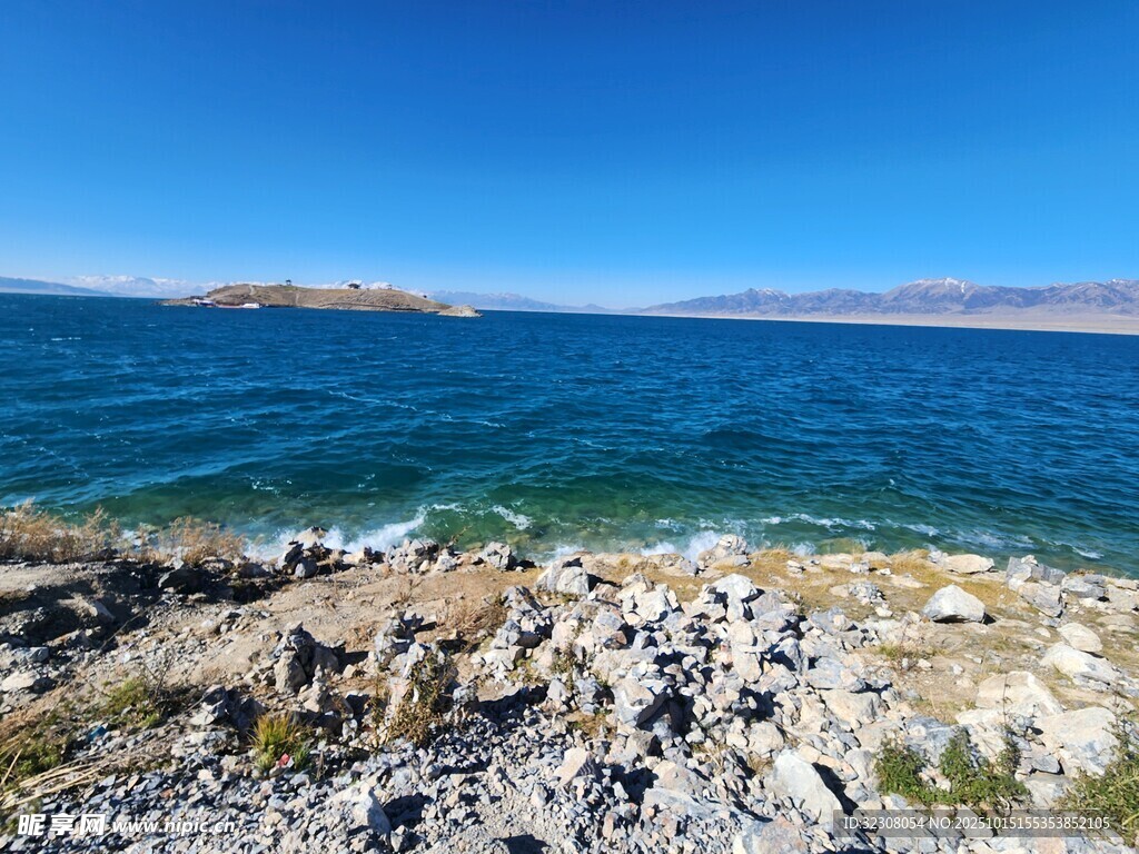 蓝色湖畔的嶙峋岸边
