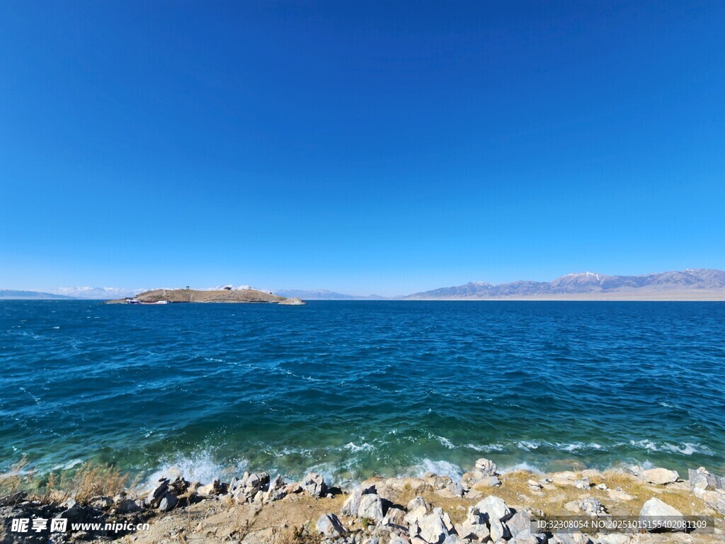 海边岩石与辽阔蓝色水域