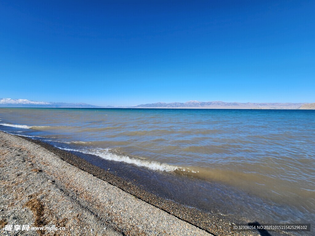 广阔海边沙滩与蓝色大海