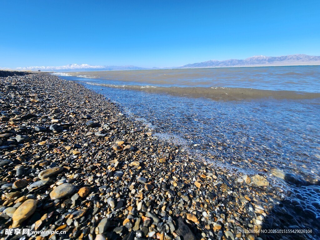 海边碎石滩与平静海水