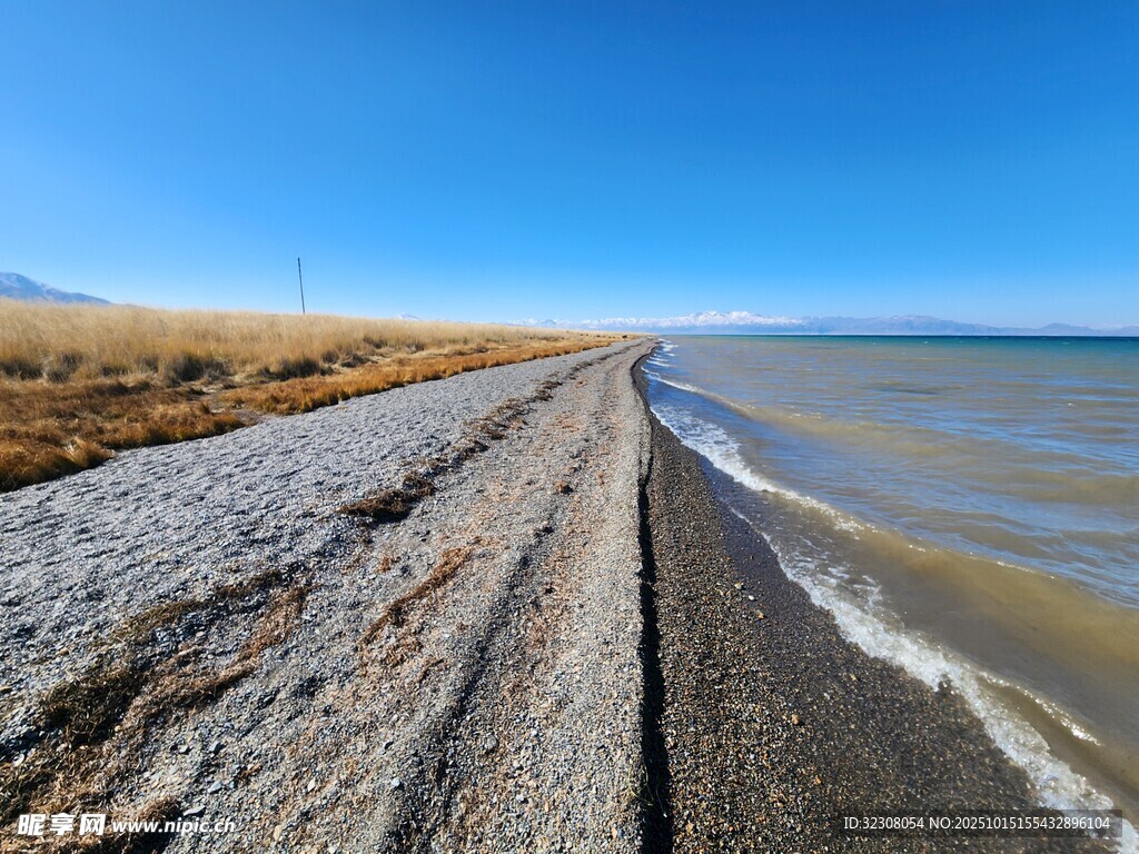 海边碎石路与广阔海洋景观