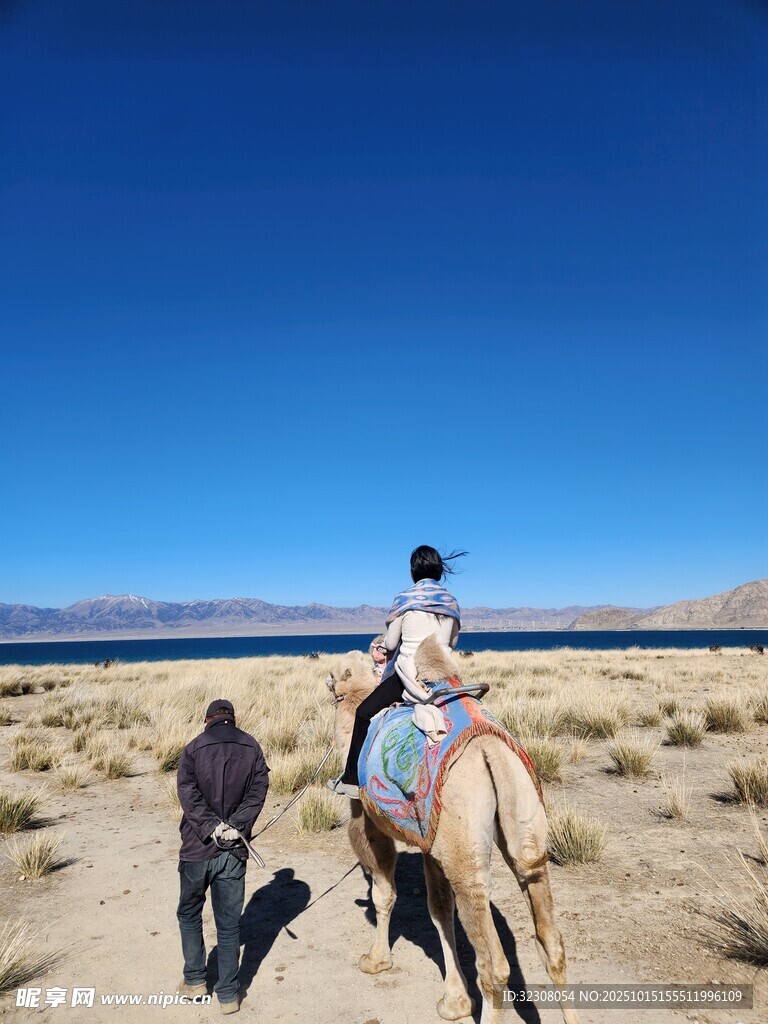 女子沙漠骑马